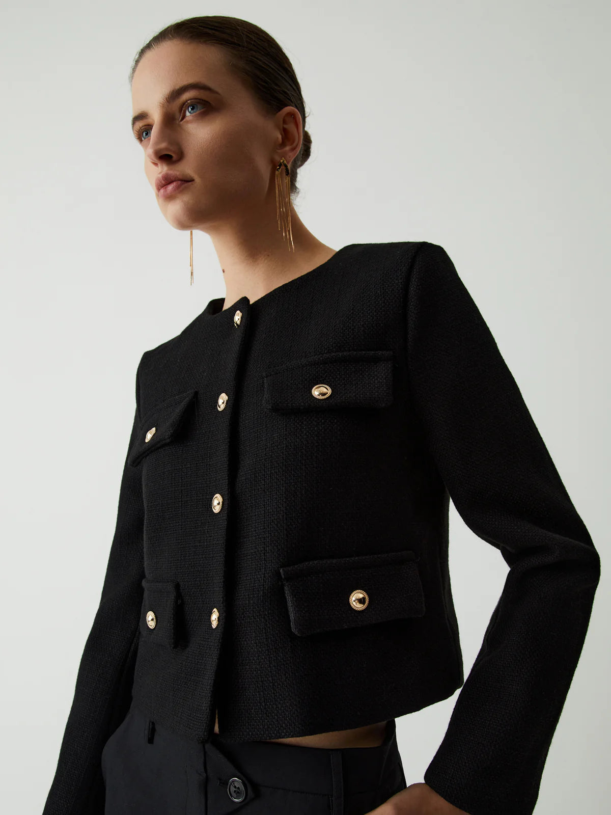 kurzer-damenblazer-ansicht-vorne-schickes-design