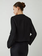 kurzer-damenblazer-ansicht-vorne-schickes-design
