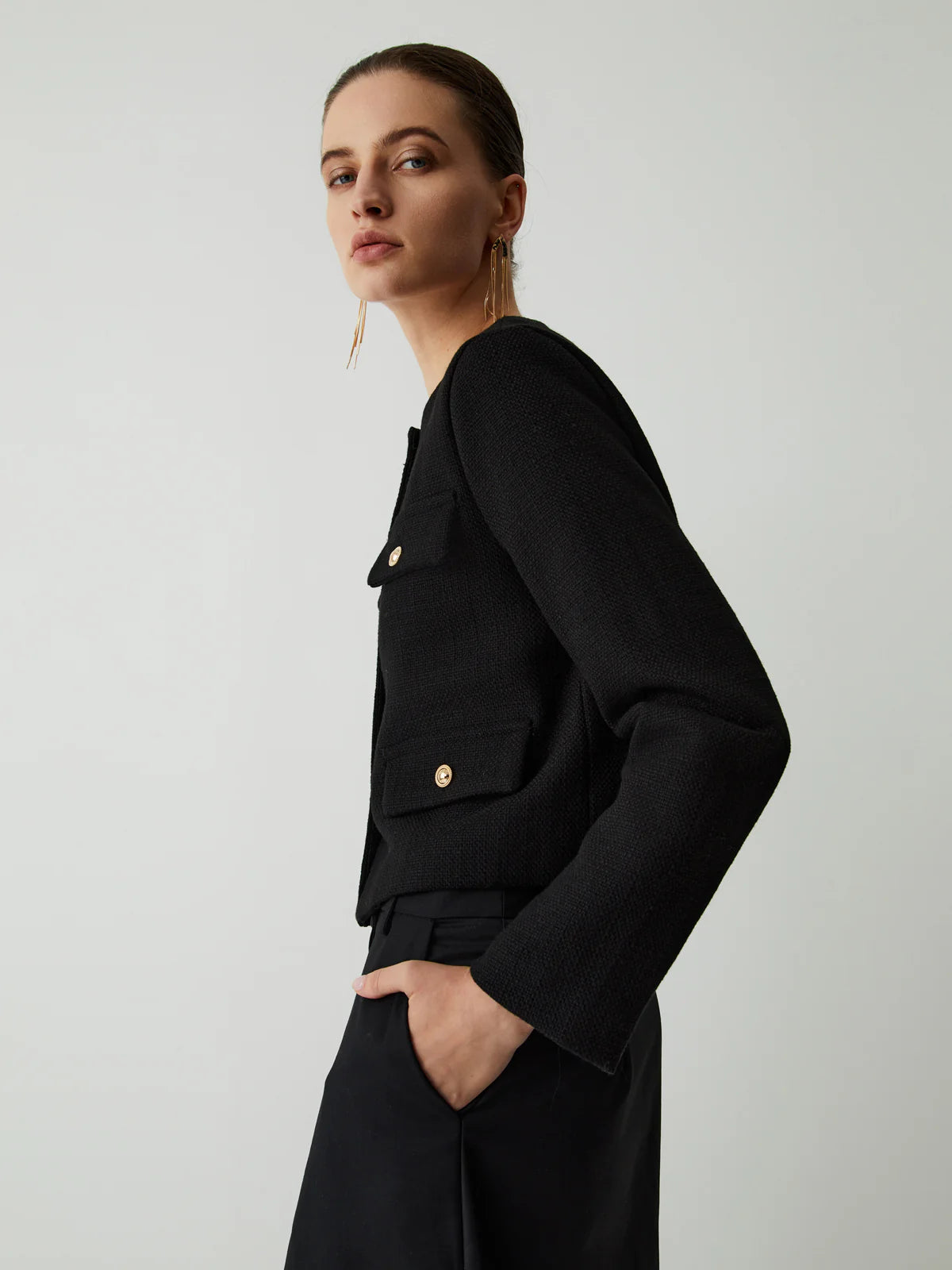 kurzer-damenblazer-ansicht-vorne-schickes-design