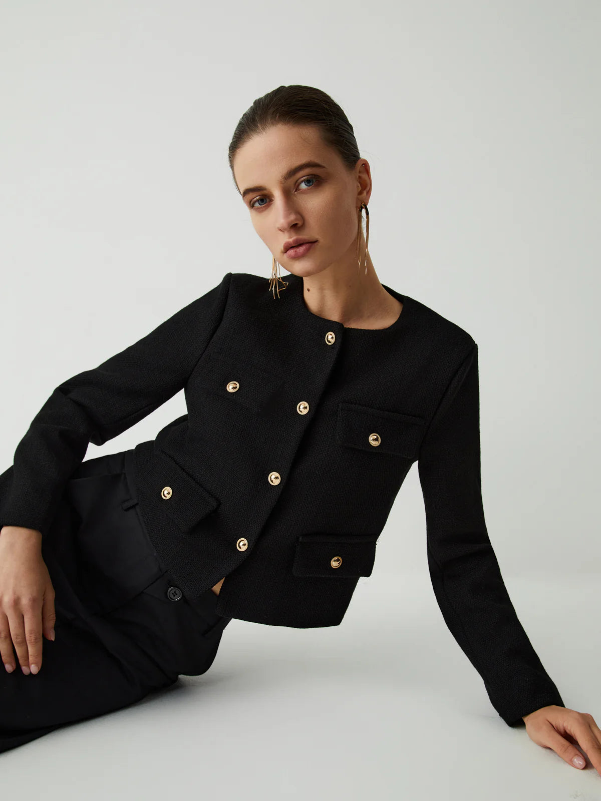 kurzer-damenblazer-ansicht-vorne-schickes-design