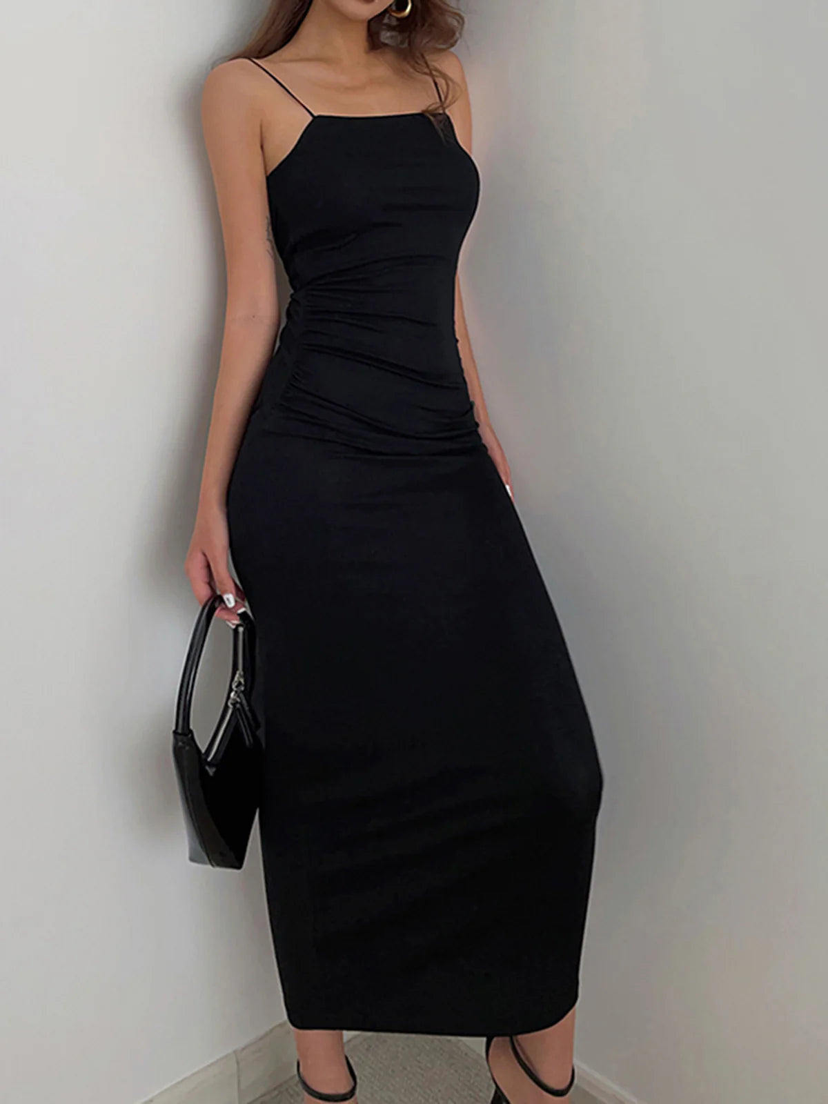 figurbetontes-langes-kleid-mit-schmalen-trägern
