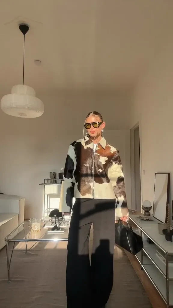 signature-reversjacke-vorne-frau-in-wohnzimmer-stilvoller-look