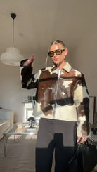 signature-reversjacke-vorne-frau-in-wohnzimmer-stilvoller-look