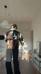 signature-reversjacke-vorne-frau-in-wohnzimmer-stilvoller-look