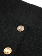 strukturiertes-bouclé-jacket-vorderansicht-elegante-knopfleiste