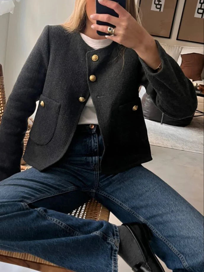 strukturiertes-bouclé-jacket-vorderansicht-elegante-knopfleiste