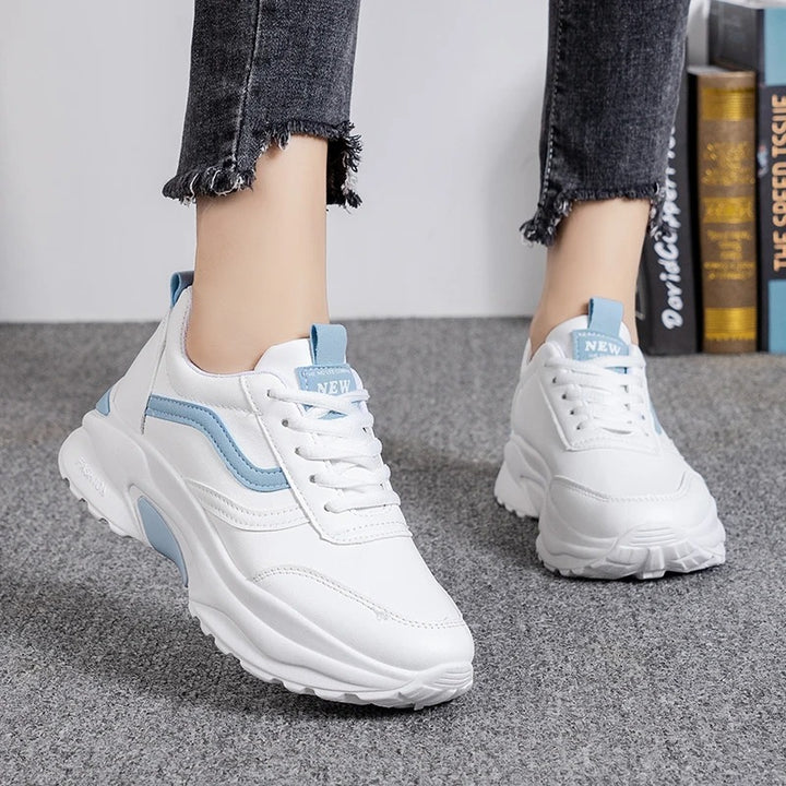 chunky-sneaker-für-damen-nahaufnahme-schnürverschluss-dicke-sohle