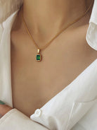 Eine-goldene-Halskette-mit-einem-rechteckigen-grünen-Edelstein-Anhänger-für-einen-eleganten-und-edlen-Stil.