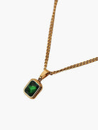 Eine-goldene-Halskette-mit-einem-rechteckigen-grünen-Edelstein-Anhänger-für-einen-eleganten-und-edlen-Stil.