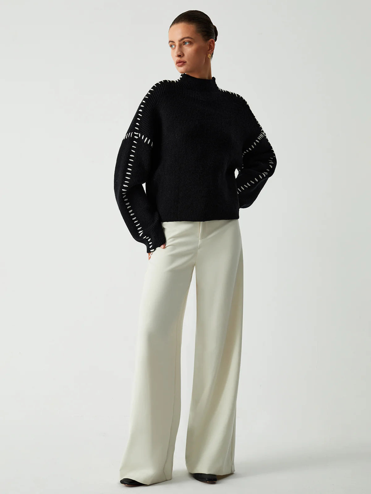 oversize-strickpullover-seitenansicht-weite-ärmel-auffällige-nähte