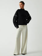 oversize-strickpullover-seitenansicht-weite-ärmel-auffällige-nähte
