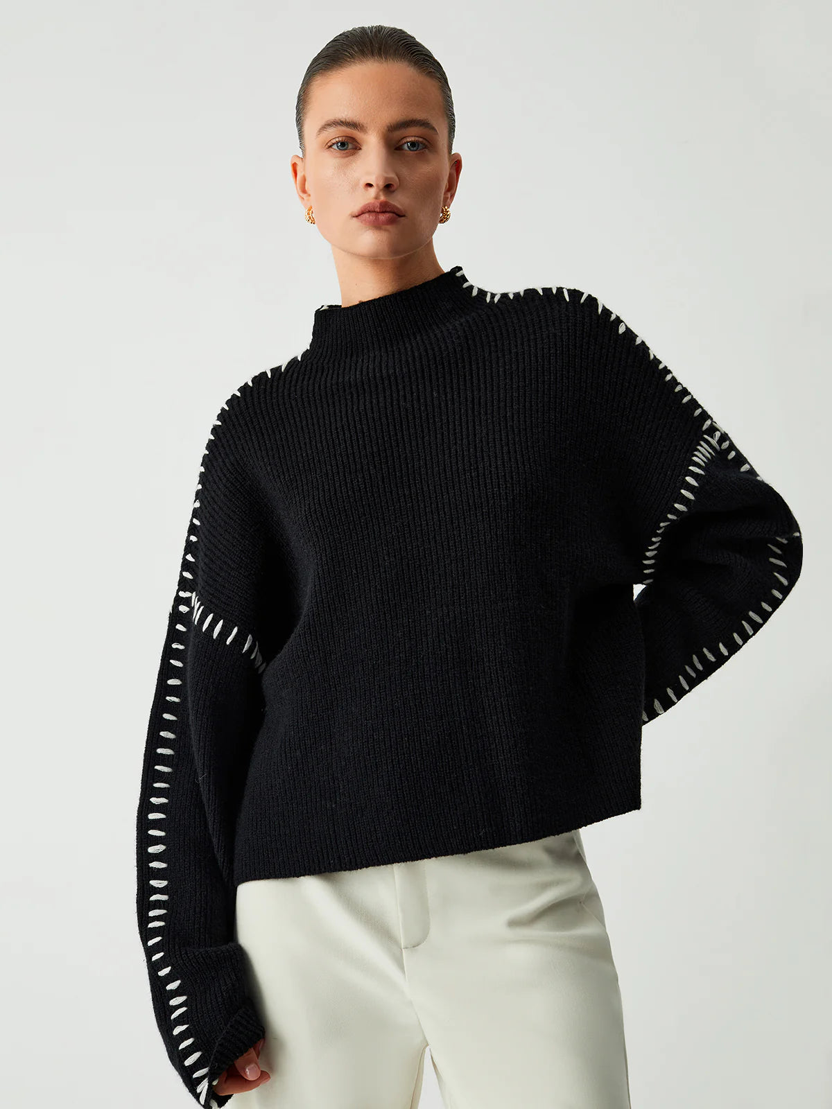 oversize-strickpullover-seitenansicht-weite-ärmel-auffällige-nähte