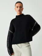 oversize-strickpullover-seitenansicht-weite-ärmel-auffällige-nähte