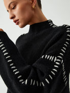 oversize-strickpullover-seitenansicht-weite-ärmel-auffällige-nähte