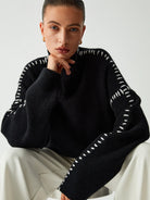 oversize-strickpullover-seitenansicht-weite-ärmel-auffällige-nähte