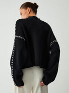 oversize-strickpullover-seitenansicht-weite-ärmel-auffällige-nähte