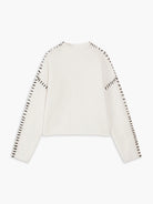 oversize-strickpullover-seitenansicht-weite-ärmel-auffällige-nähte