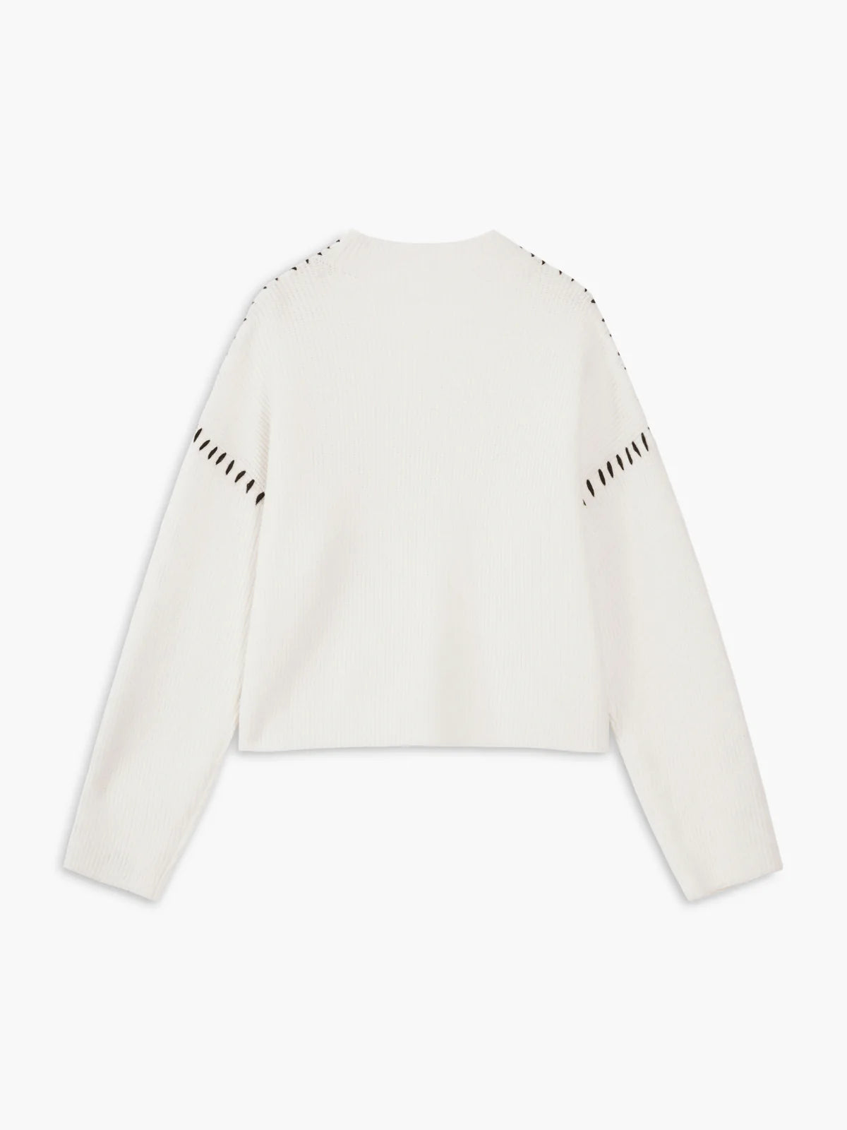 oversize-strickpullover-seitenansicht-weite-ärmel-auffällige-nähte