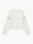 oversize-strickpullover-seitenansicht-weite-ärmel-auffällige-nähte