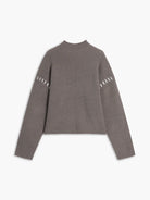 oversize-strickpullover-seitenansicht-weite-ärmel-auffällige-nähte