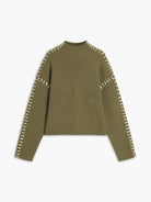 oversize-strickpullover-seitenansicht-weite-ärmel-auffällige-nähte