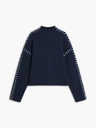oversize-strickpullover-seitenansicht-weite-ärmel-auffällige-nähte
