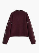 oversize-strickpullover-seitenansicht-weite-ärmel-auffällige-nähte