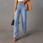 high-waisted-denim-hose-ausgestelltes-bein