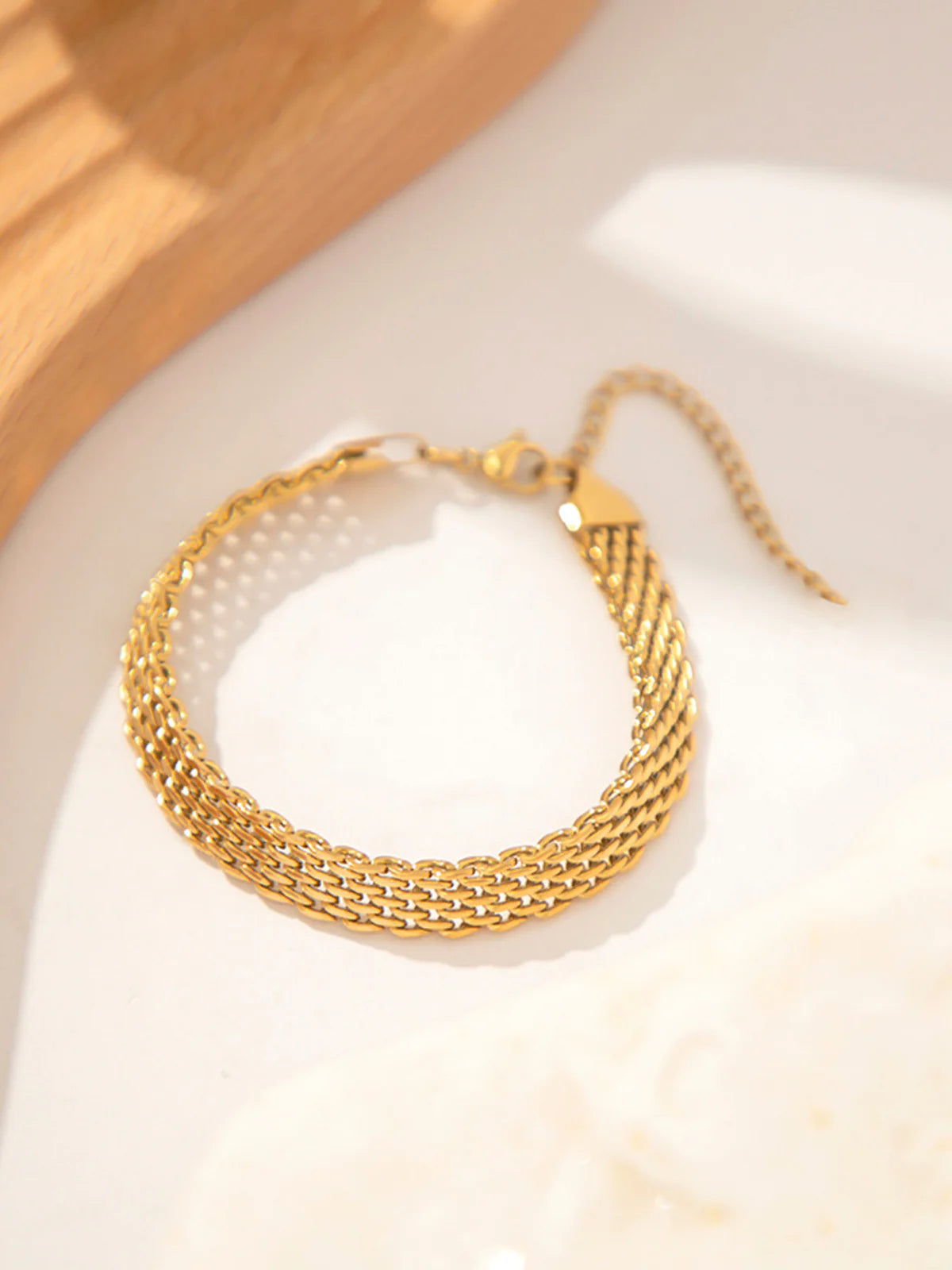 Ein-zeitloses-goldenes-Kettchen-Armband-am-Handgelenk-einer-Frau.