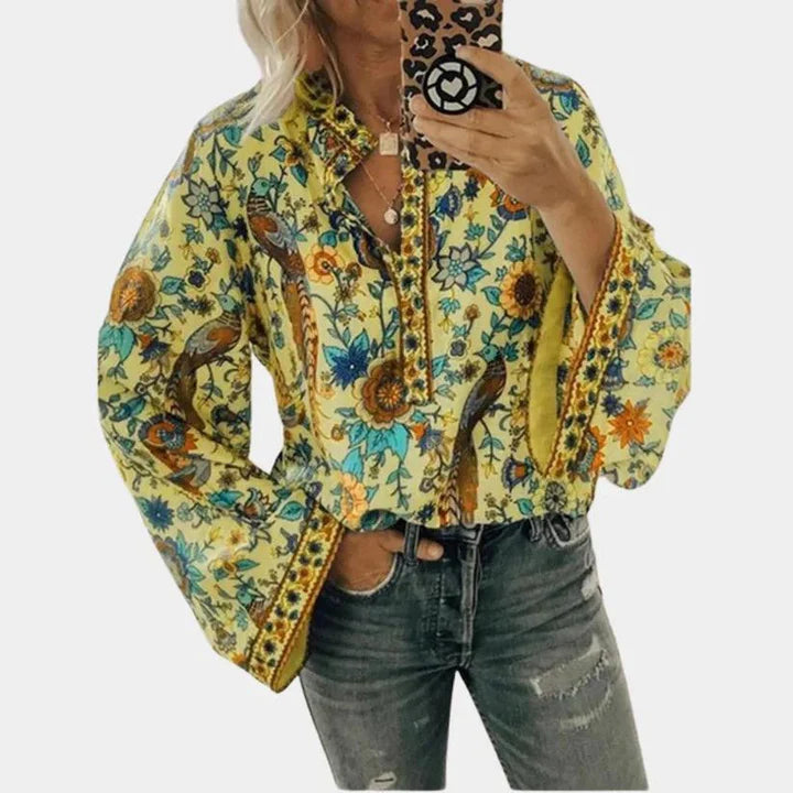 boho-bluse-mit-blumenmuster-und-fließenden-ärmeln