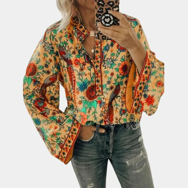 boho-bluse-mit-blumenmuster-und-fließenden-ärmeln