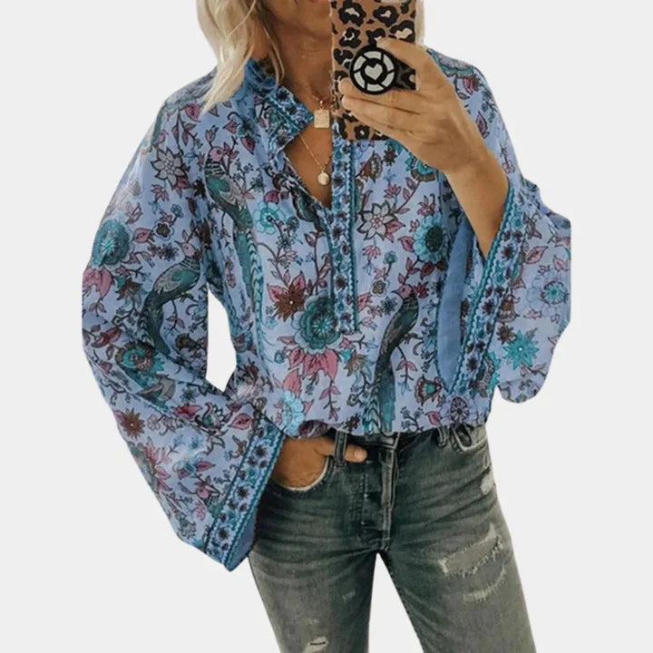 boho-bluse-mit-blumenmuster-und-fließenden-ärmeln