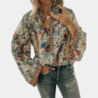 boho-bluse-mit-blumenmuster-und-fließenden-ärmeln