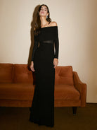 damen-abendkleid-mit-schulterfreiem-ausschnitt-und-figurbetonter-silhouette