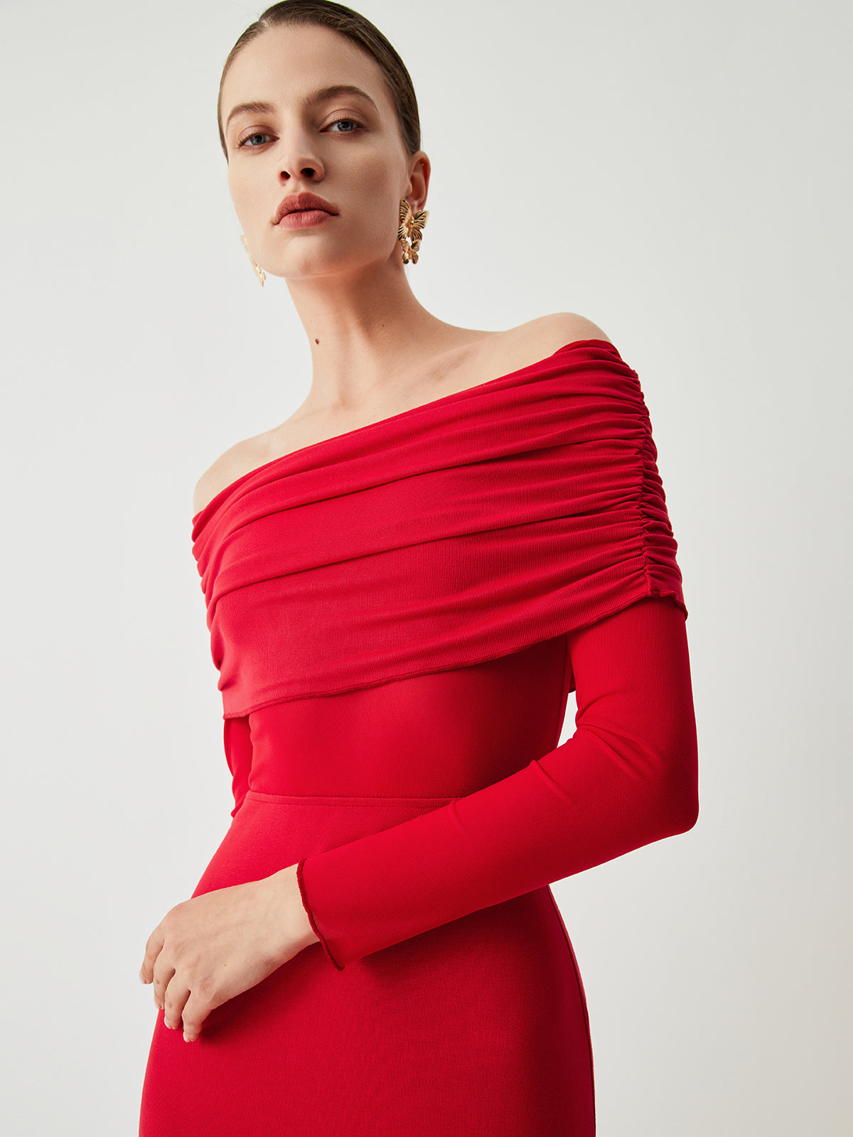 damen-abendkleid-mit-schulterfreiem-ausschnitt-und-figurbetonter-silhouette
