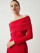 damen-abendkleid-mit-schulterfreiem-ausschnitt-und-figurbetonter-silhouette