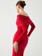 damen-abendkleid-mit-schulterfreiem-ausschnitt-und-figurbetonter-silhouette
