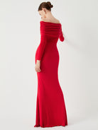 damen-abendkleid-mit-schulterfreiem-ausschnitt-und-figurbetonter-silhouette