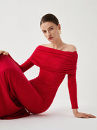 damen-abendkleid-mit-schulterfreiem-ausschnitt-und-figurbetonter-silhouette