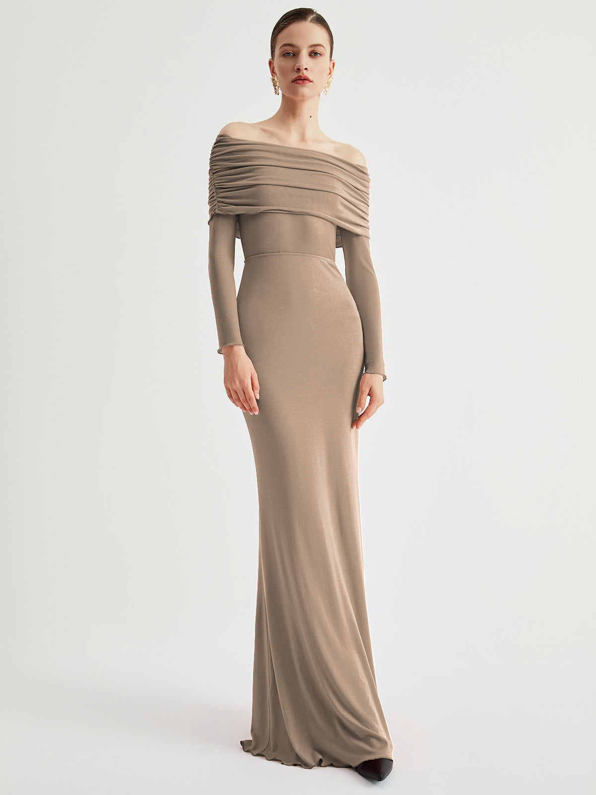 damen-abendkleid-mit-schulterfreiem-ausschnitt-und-figurbetonter-silhouette