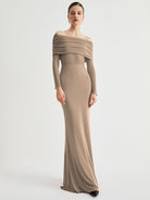 damen-abendkleid-mit-schulterfreiem-ausschnitt-und-figurbetonter-silhouette