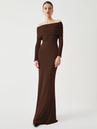 damen-abendkleid-mit-schulterfreiem-ausschnitt-und-figurbetonter-silhouette