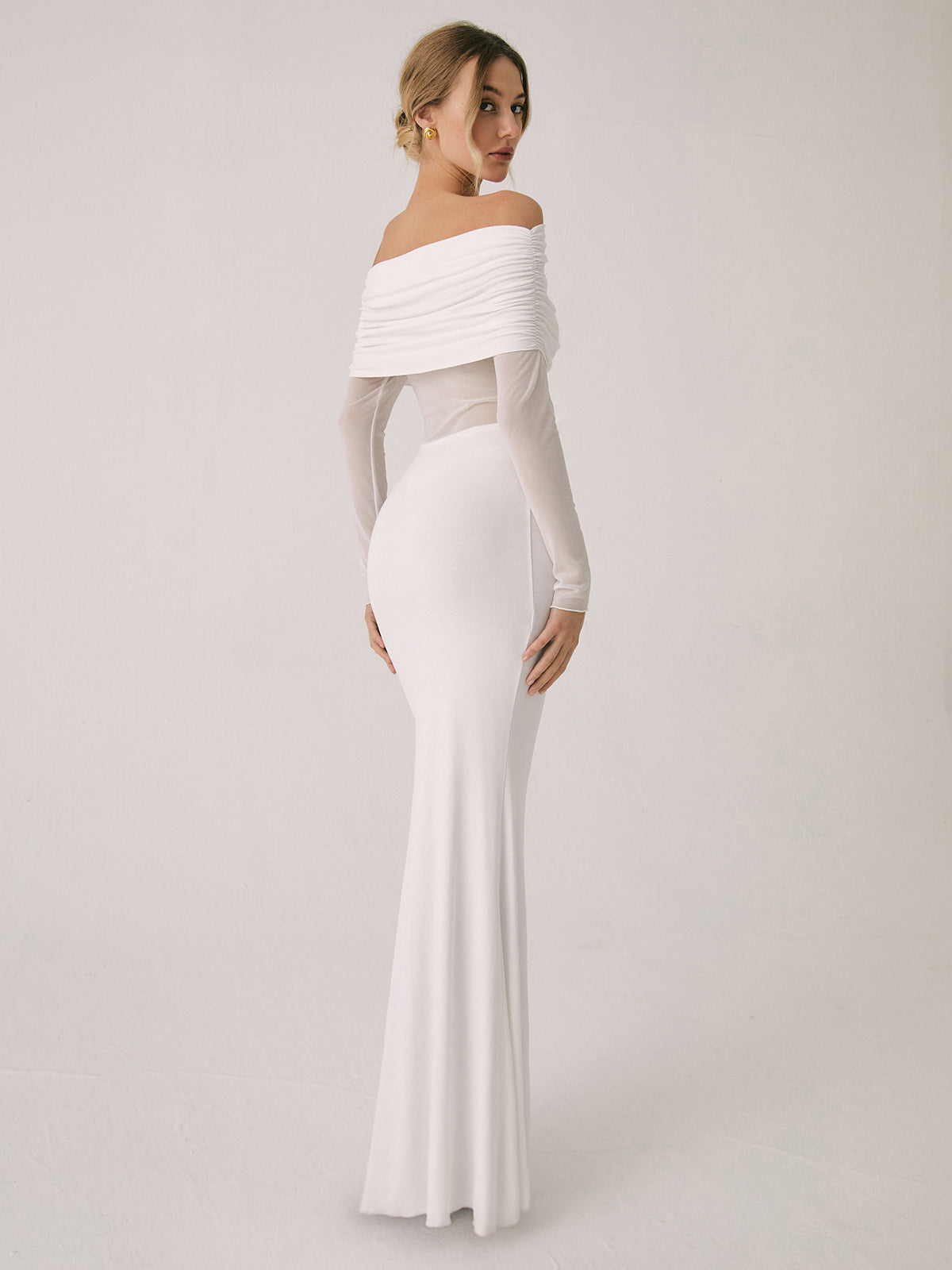 damen-abendkleid-mit-schulterfreiem-ausschnitt-und-figurbetonter-silhouette