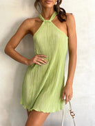 feminines-neckholder-minikleid-mit-plissees