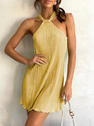 feminines-neckholder-minikleid-mit-plissees