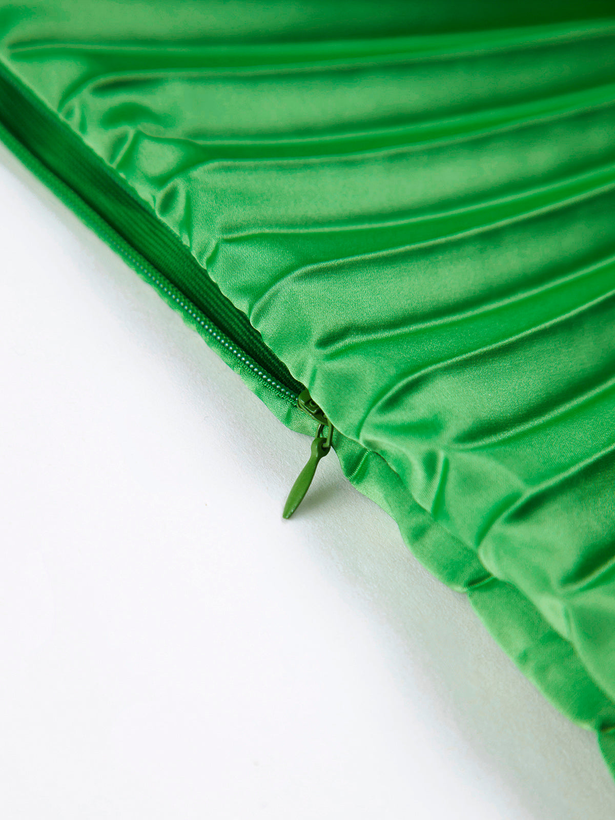 plissiertes-one-shoulder-kleid-für-besondere-anlässe