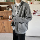 Modell trägt graue Herren Strickjacke in Frontpose