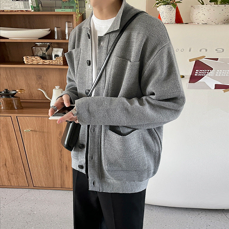 Modell trägt graue Herren Strickjacke in Frontpose