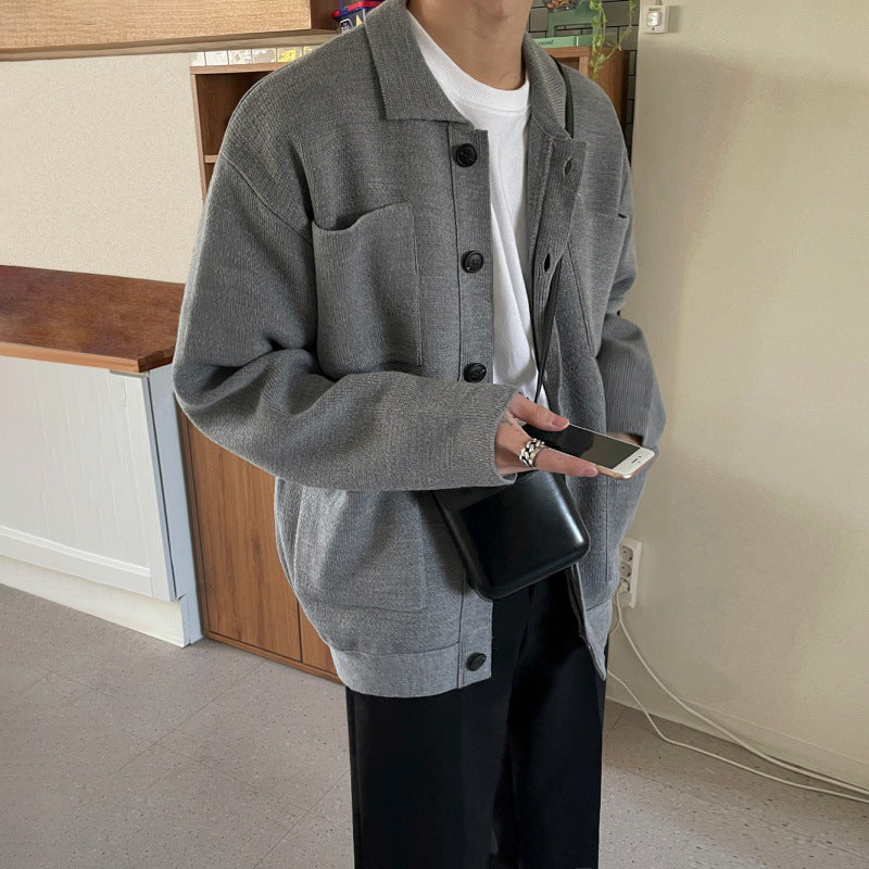 Modell trägt graue Herren Strickjacke in Seitenansicht