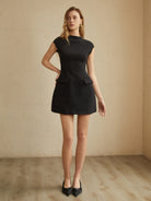 Minikleid-mit-Kappenärmeln-und-Taschen-eleganter-strukturierter-Look